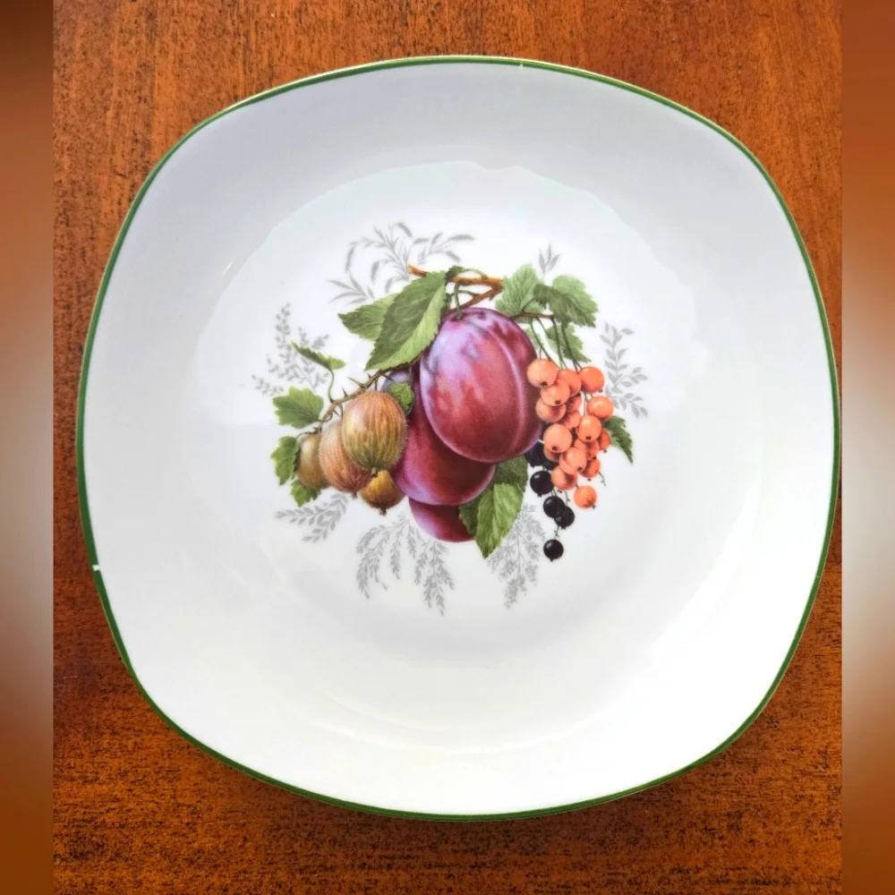 Hutschenreuther Elegant Fruit Design Plates - Set of 2 - Picture 3 of 9